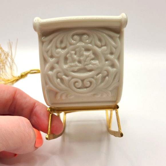 Lenox 2002 Annual Sleigh Ornament - Picture 4 of 5